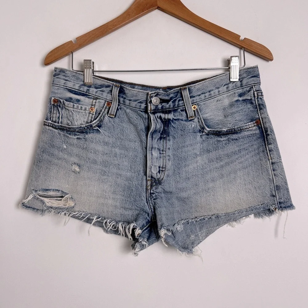 Levi's 501 Women's Size 31 Lightly Faded Whiskered Raw‎ Hem Denim Shorts